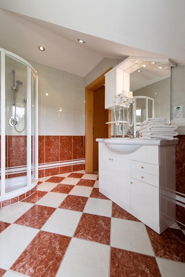 Hotel Irmgard Strass im Attergau Екстериор снимка